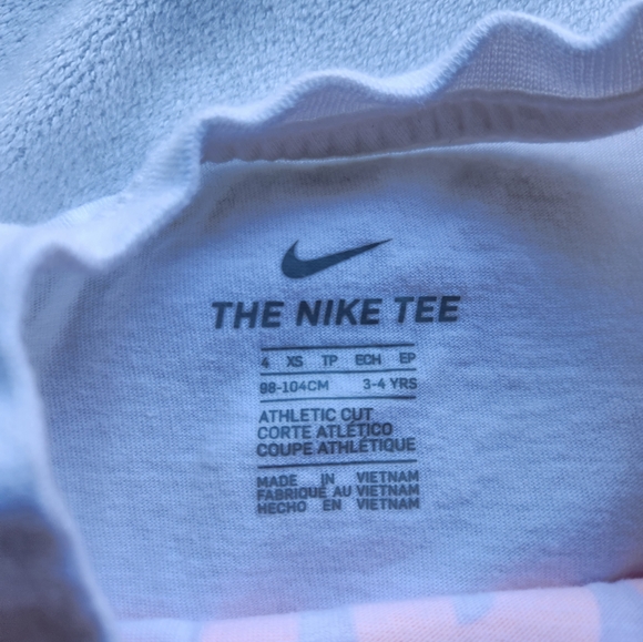 Kids XS Nike Tee - Picture 2 of 3